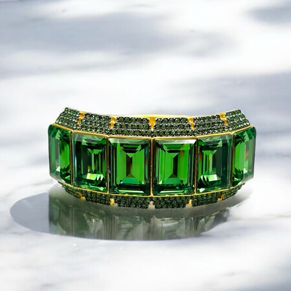 Beautiful Akkad Gold Tone Emerald Green Crystal Hinged Bangle Bracelet 7”